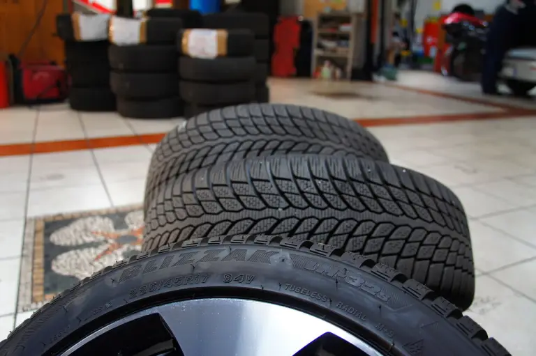 Bridgestone cambio gomme Blizzak LM-32s Potenza S001 - 60