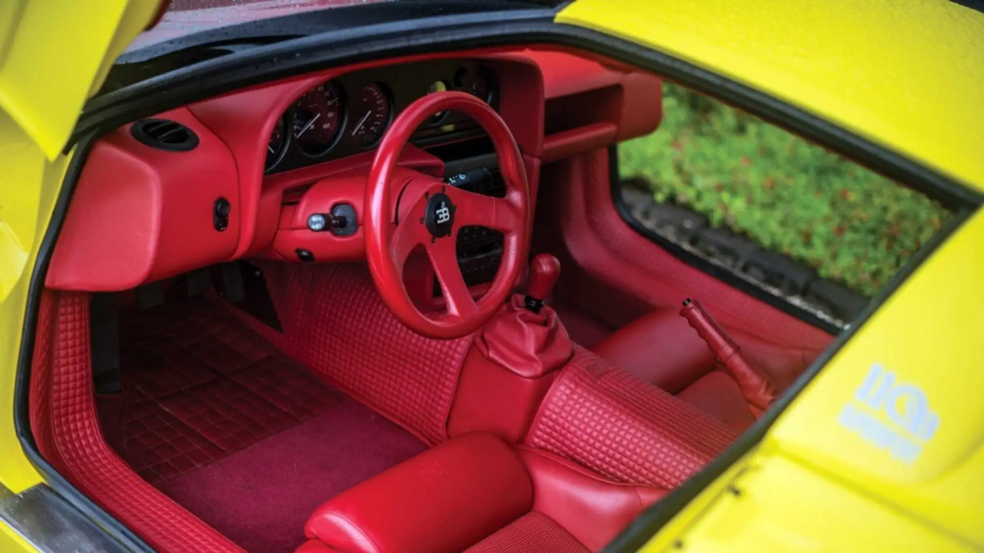 Bugatti EB110 SS gialla interni rossi asta - 4