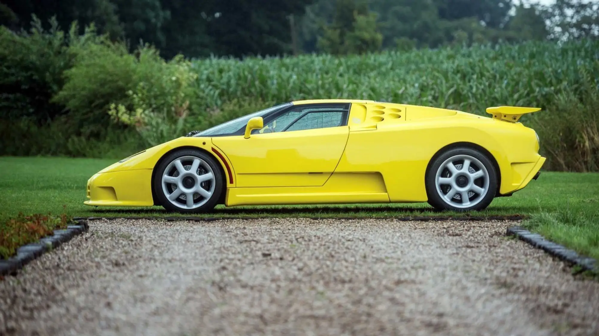 Bugatti EB110 SS gialla interni rossi asta - 5