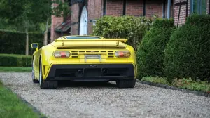 Bugatti EB110 SS gialla interni rossi asta