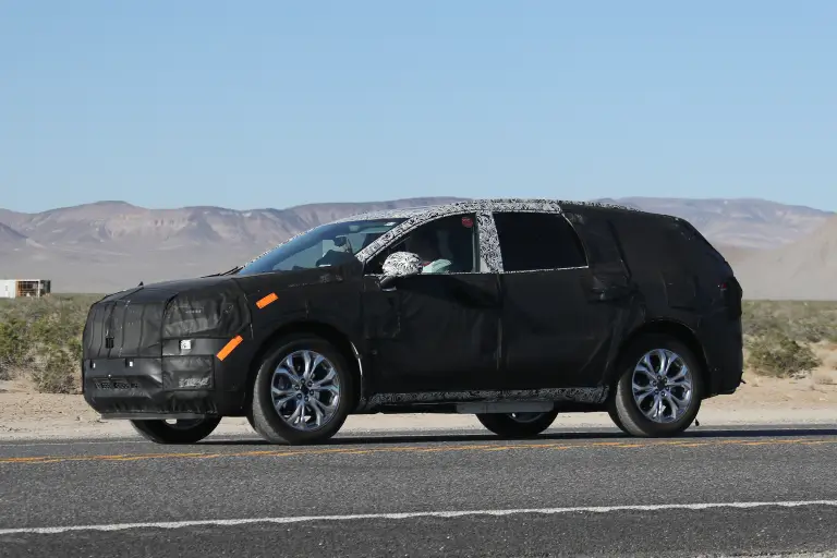 Buick Enclave foto spia 19 luglio 2016 - 9