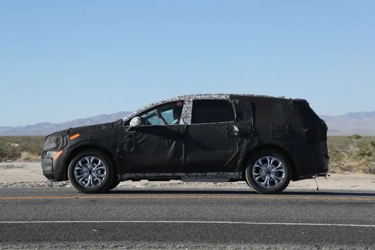 Buick Enclave foto spia 19 luglio 2016 - 11