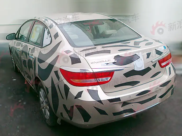Buick Excelle Sedan: foto spia Opel Astra tre volumi - 1