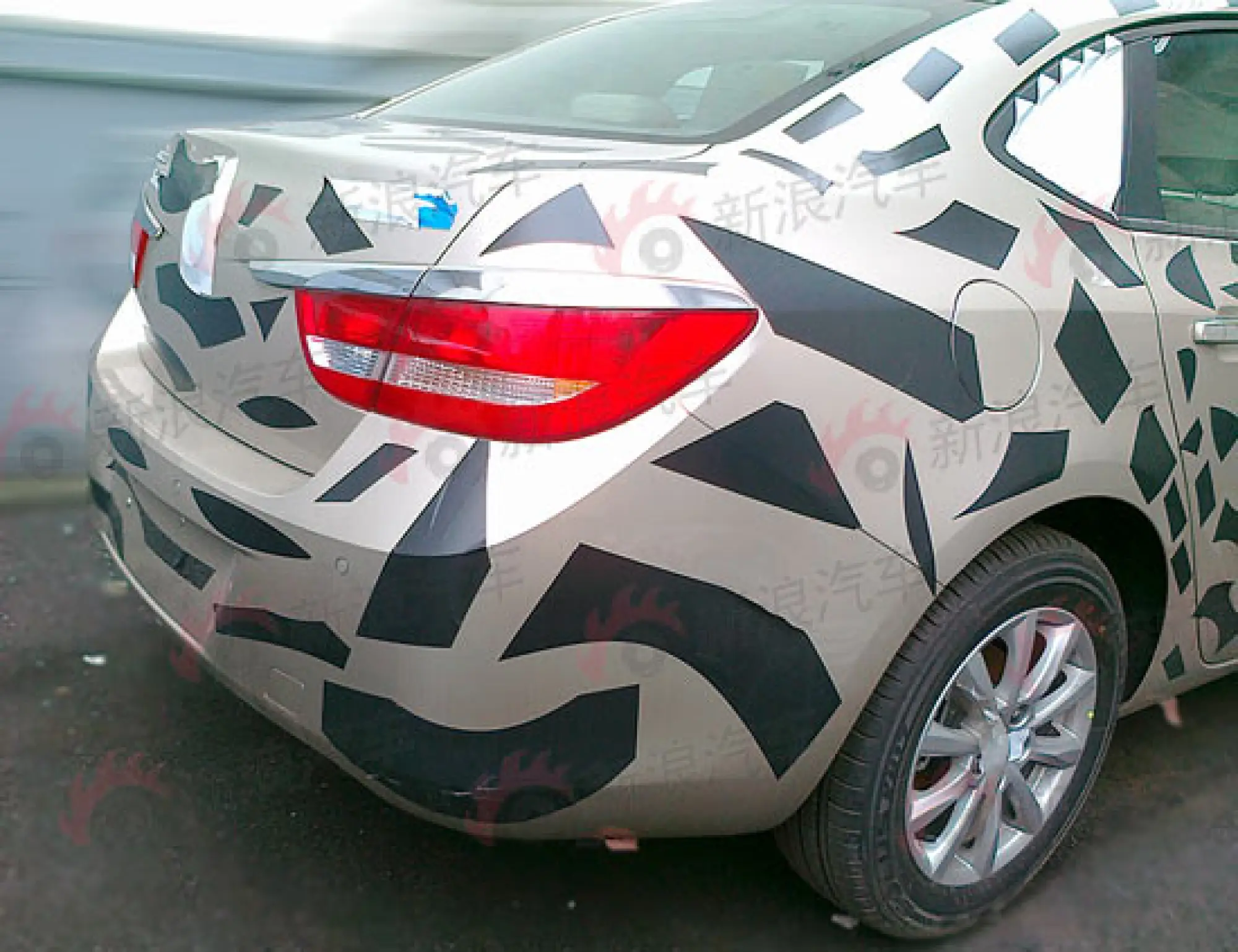 Buick Excelle Sedan: foto spia Opel Astra tre volumi - 3