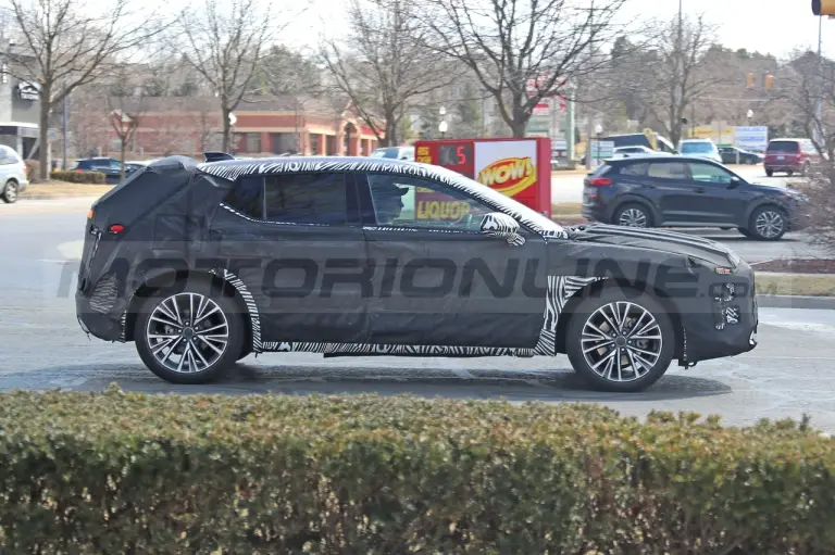 Cadillac XT3 - Foto Spia 08-04-2022 - 12