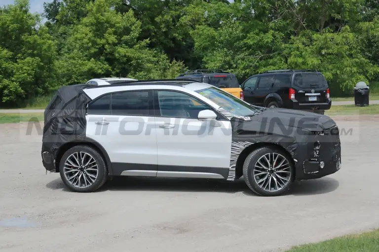 Cadillac XT4 2024 - Foto Spia 08-06-2022 - 5