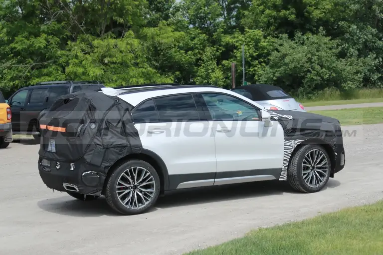 Cadillac XT4 2024 - Foto Spia 08-06-2022 - 11