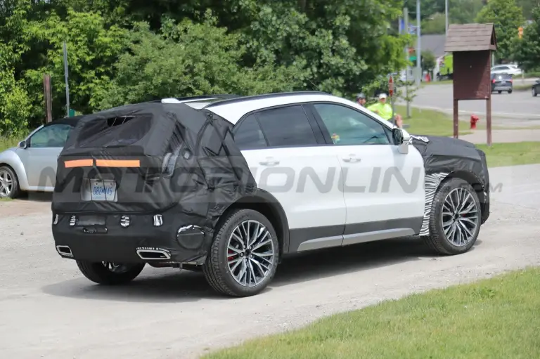 Cadillac XT4 2024 - Foto Spia 08-06-2022 - 9
