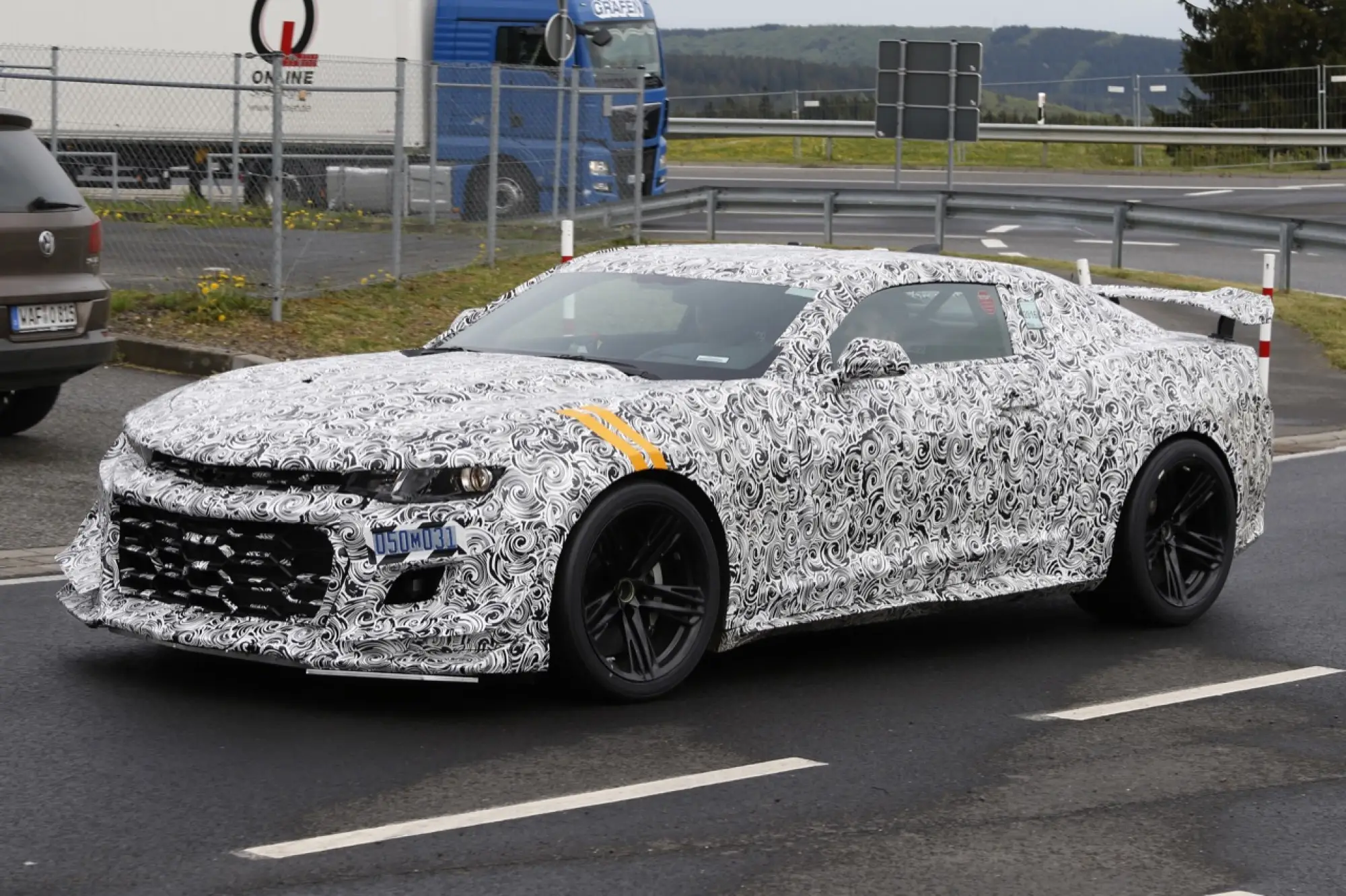 Chevrolet Camaro Z28 al Nurburgring - foto spia (maggio 2016) - 11