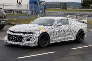 Chevrolet Camaro Z28 al Nurburgring - foto spia (maggio 2016) - 11