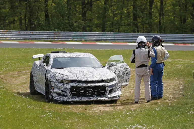Chevrolet Camaro Z28 - Incidente al Nurburgring (foto spia maggio 2016) - 2