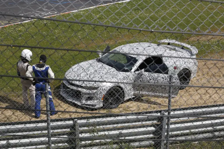 Chevrolet Camaro Z28 - Incidente al Nurburgring (foto spia maggio 2016) - 3