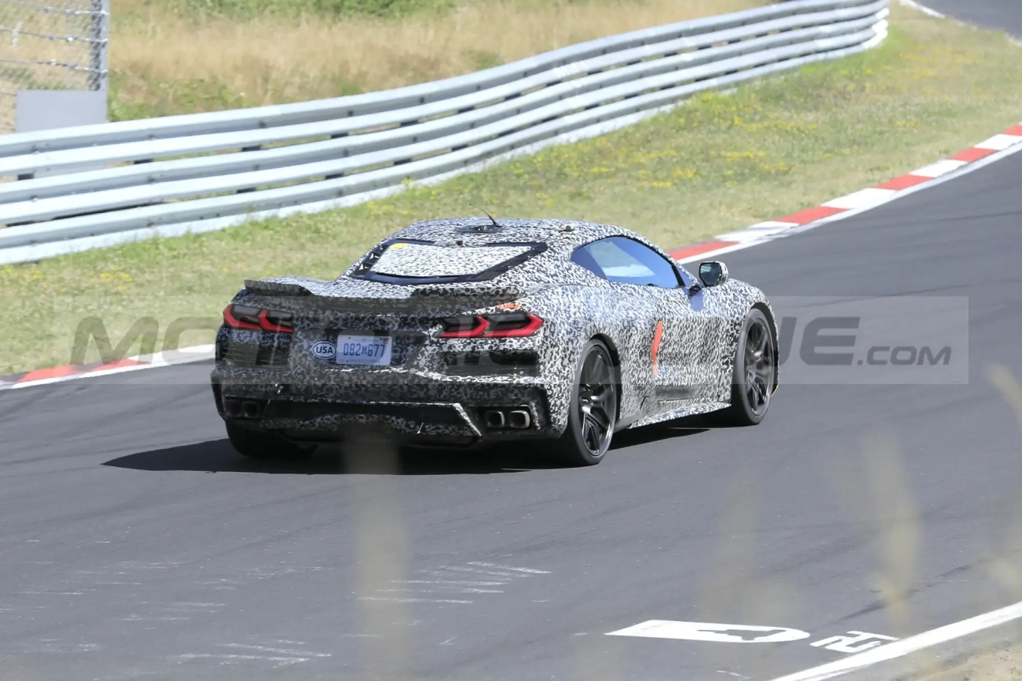 Chevrolet Corvette E-Ray - Foto Spia 21-07-2022 - 9