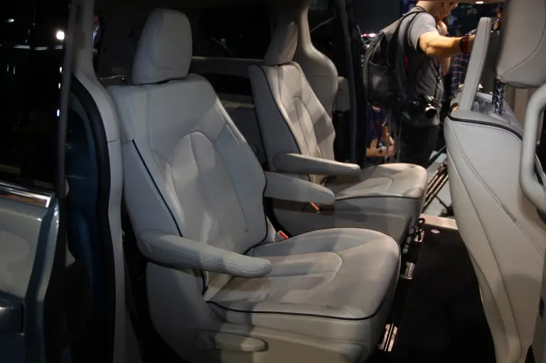 Chrysler Pacifica - Salone di Detroit 2016 - 17