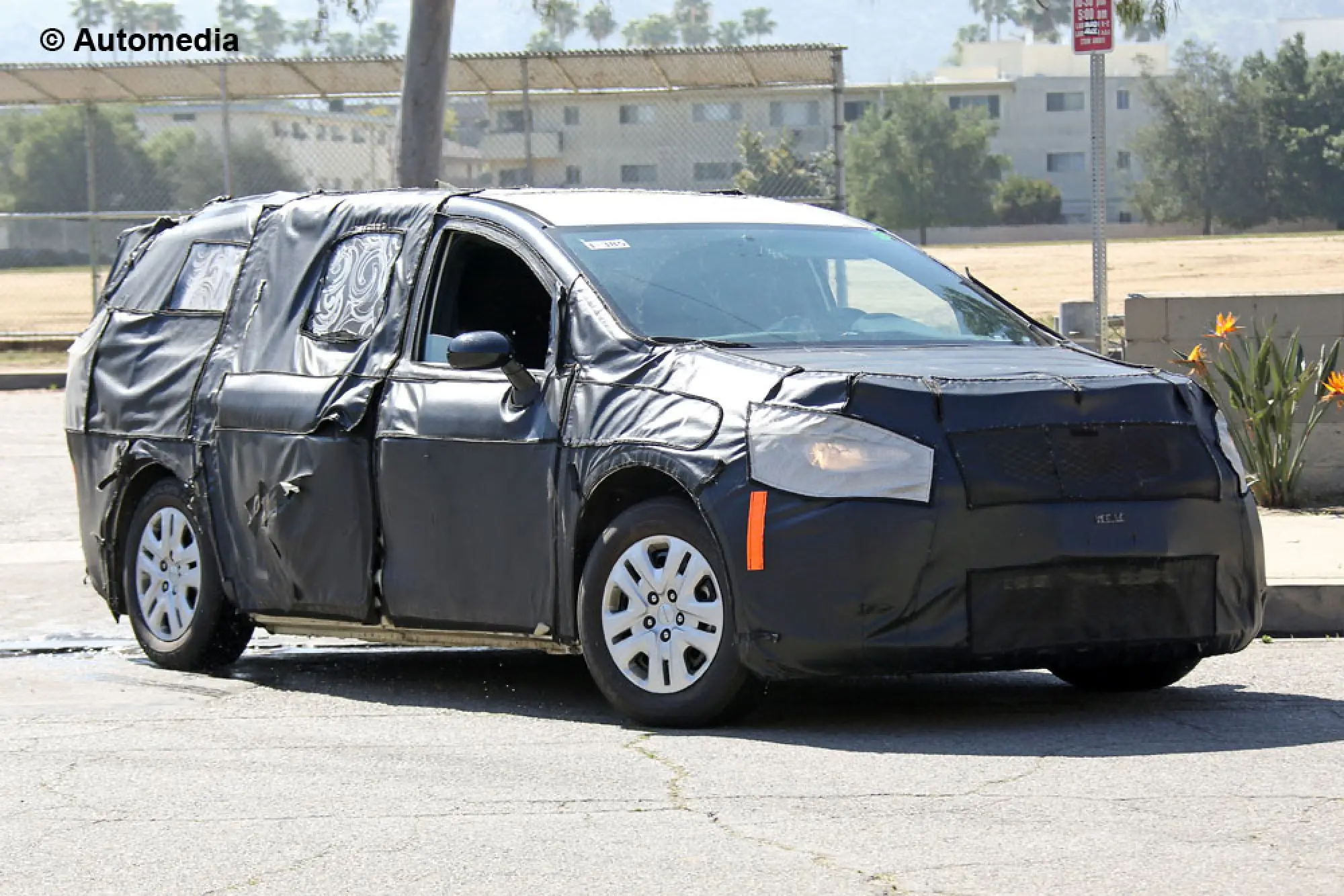 Chrysler Town and Country - Foto spia 29-04-2015 - 2