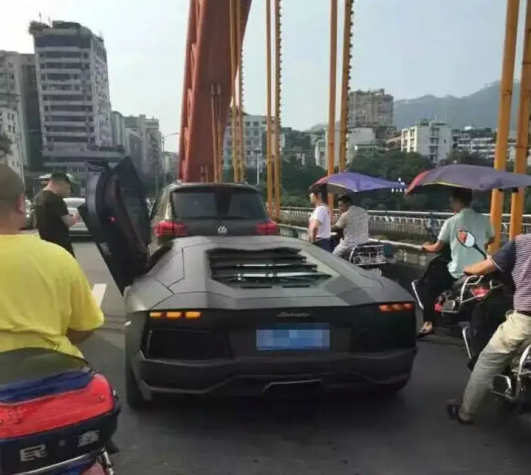 Cina: collisione tra Lamborghini Aventador e Volkswagen Tiguan - 2
