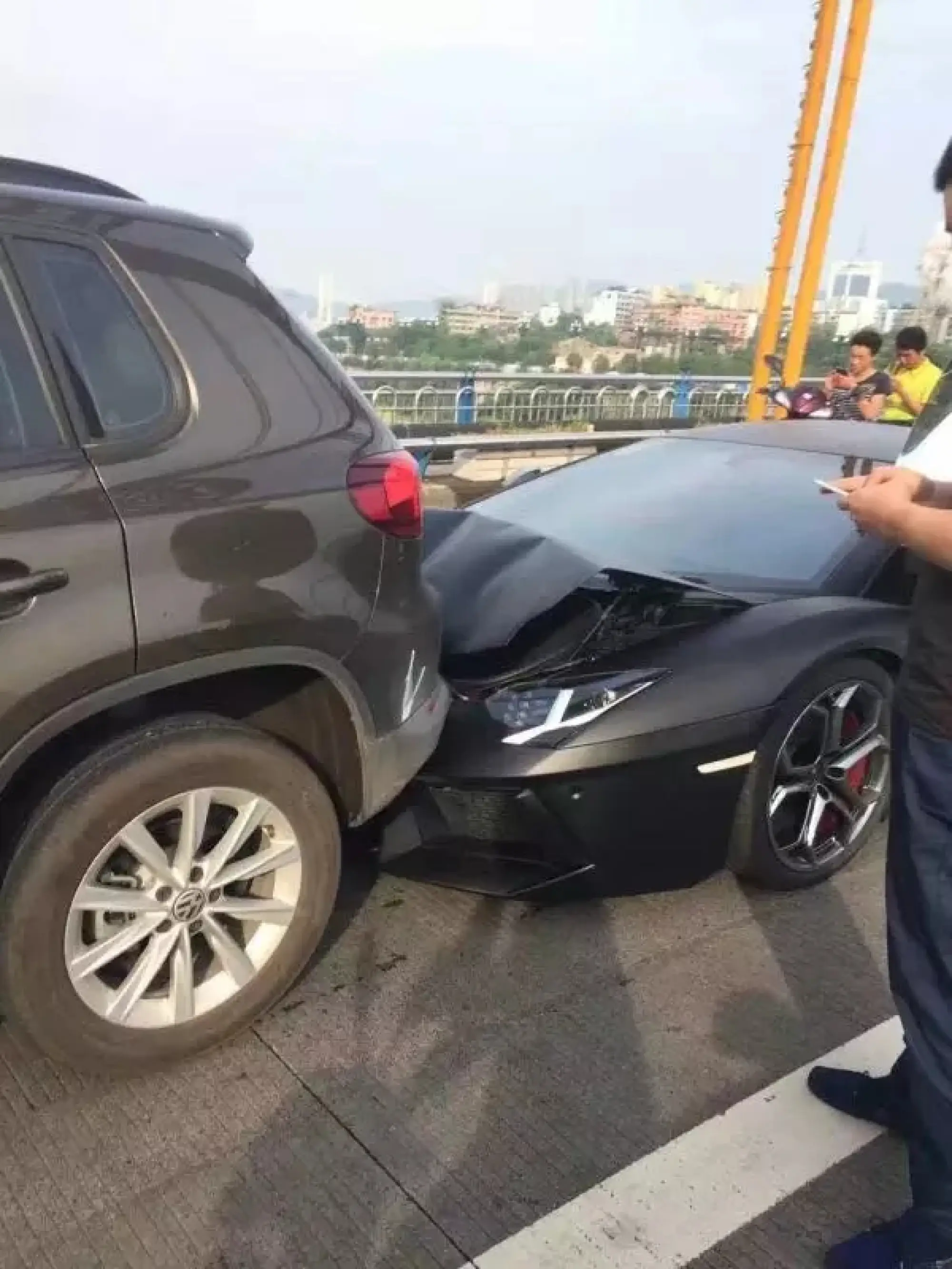 Cina: collisione tra Lamborghini Aventador e Volkswagen Tiguan - 3
