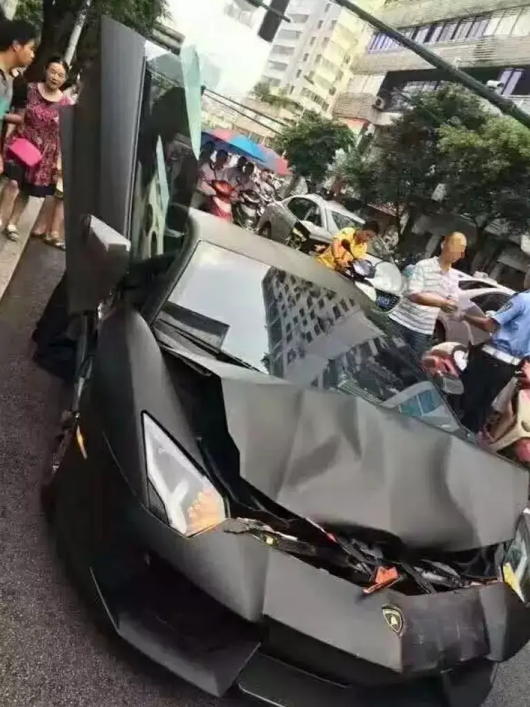 Cina: collisione tra Lamborghini Aventador e Volkswagen Tiguan - 4