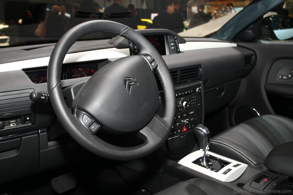 Citroen C6 Noir et Blanc ginevra 2011