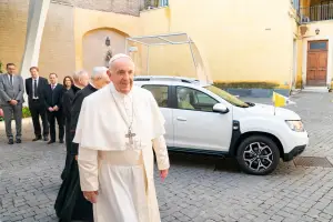 Dacia Duster - Papamobile Papa Francesco - 1