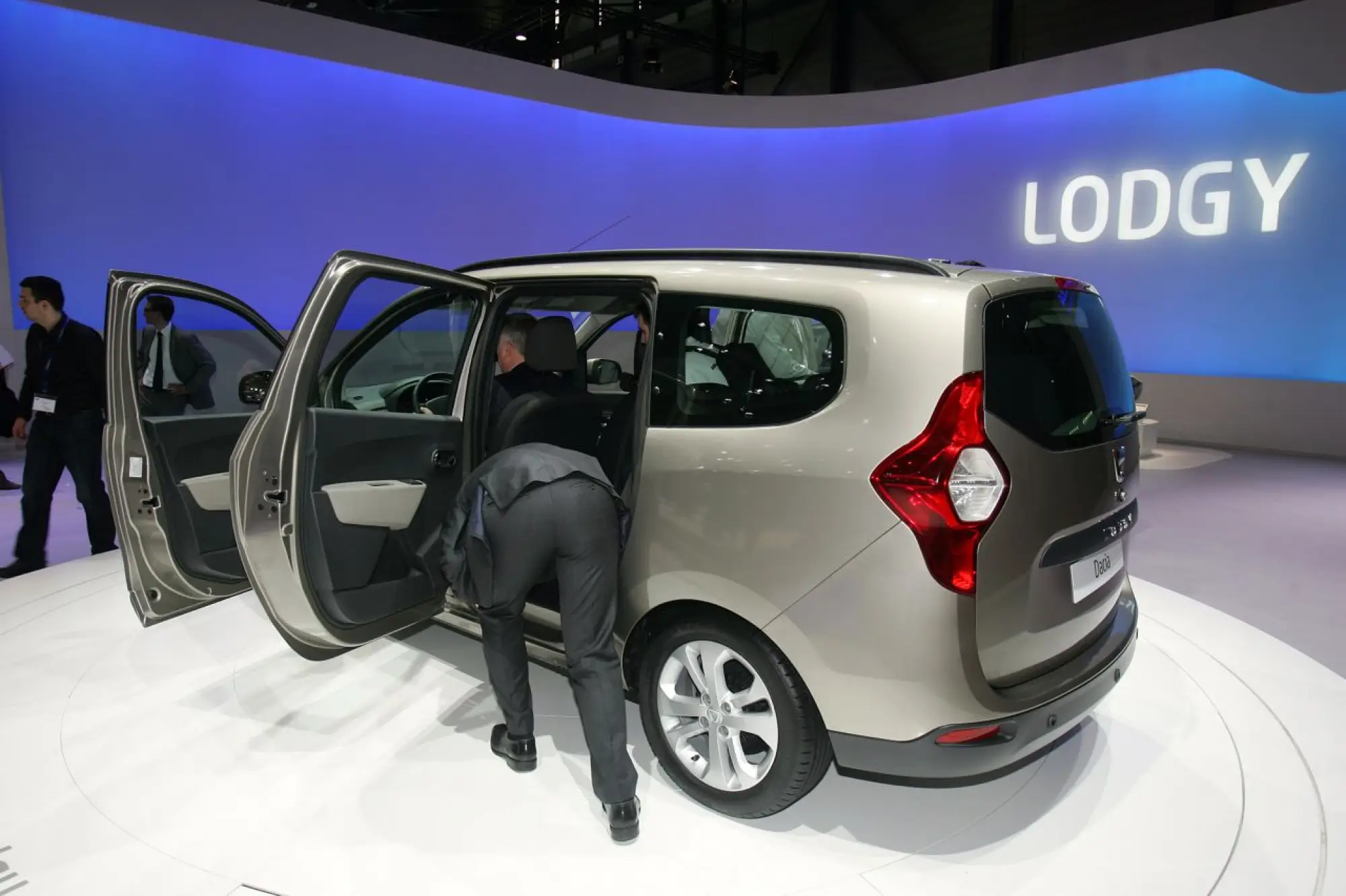 Dacia Lodgy Foto Live - Salone di Ginevra 2012 - 6