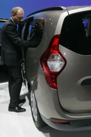 Dacia Lodgy Foto Live - Salone di Ginevra 2012