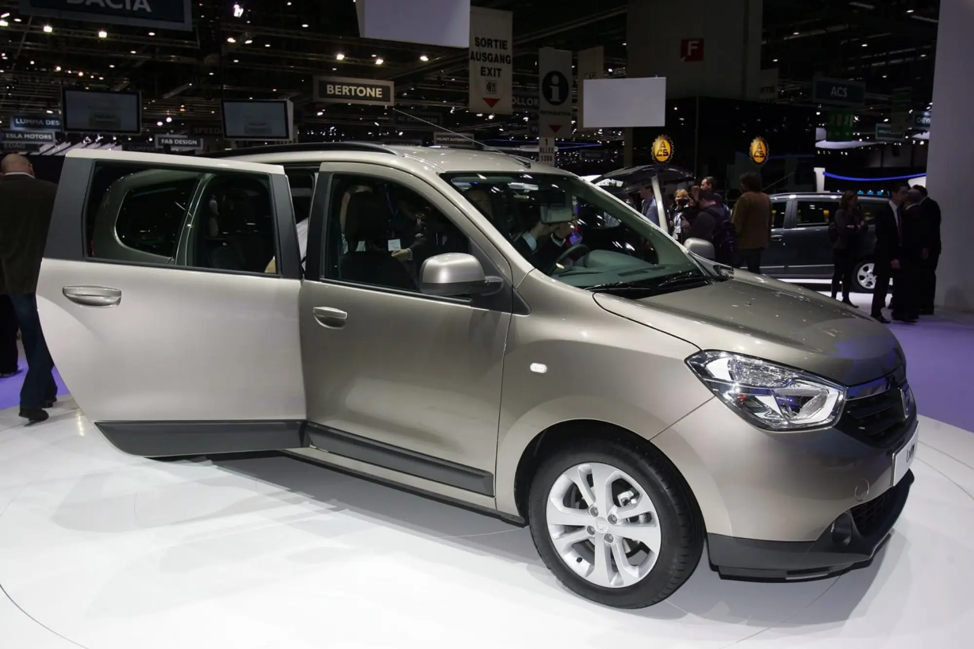 Dacia Lodgy Foto Live - Salone di Ginevra 2012 - 9