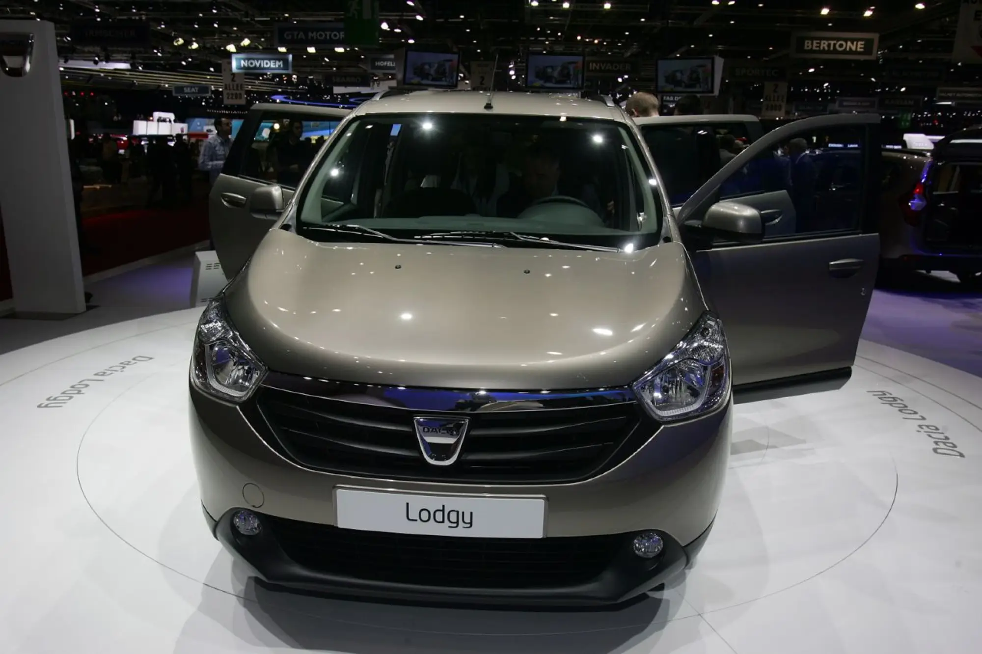 Dacia Lodgy Foto Live - Salone di Ginevra 2012 - 10