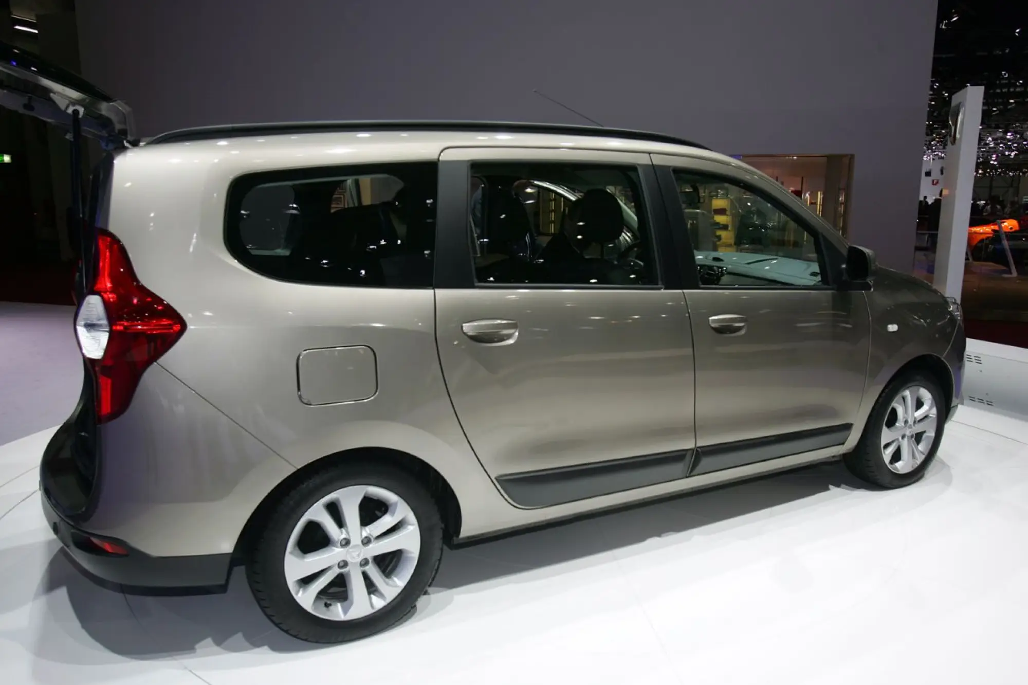 Dacia Lodgy Foto Live - Salone di Ginevra 2012 - 13