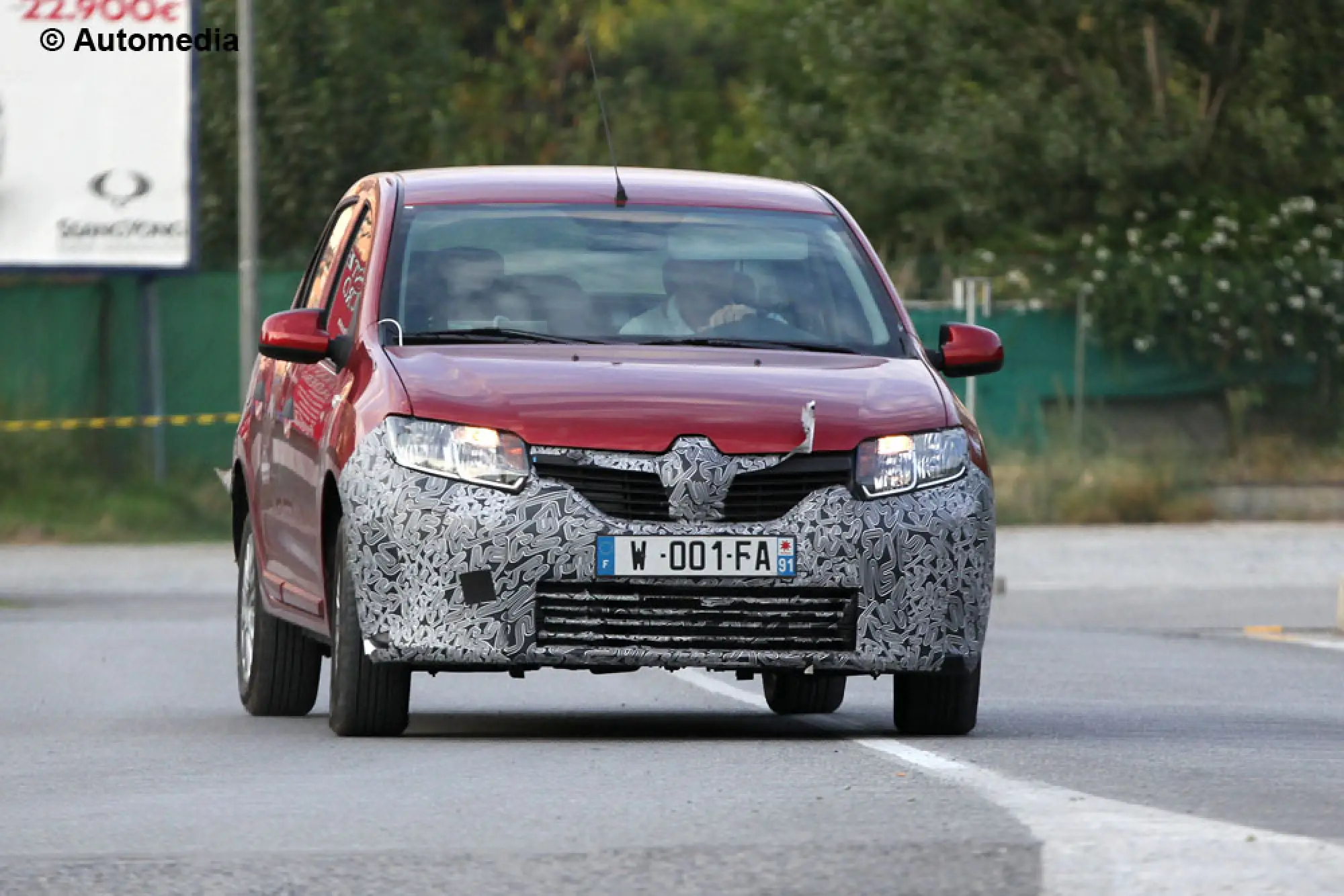 Dacia Logan Facelift - Foto spia 18-09-2013 - 1