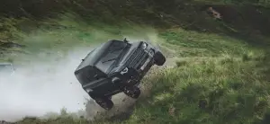 Defender, Range Rover e Jaguar stunt car No Time to Die - Foto