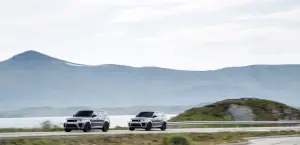 Defender, Range Rover e Jaguar stunt car No Time to Die - Foto