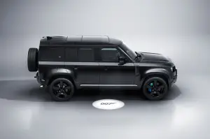 Defender, Range Rover e Jaguar stunt car No Time to Die - Foto