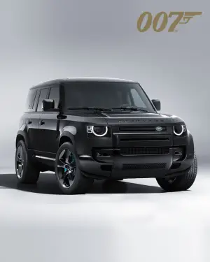 Defender, Range Rover e Jaguar stunt car No Time to Die - Foto