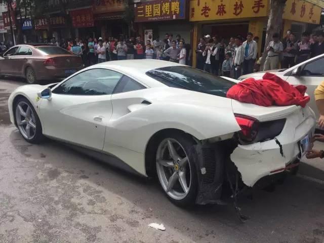 Ferrari 488 GTB - incidente a Lijiang (Cina)