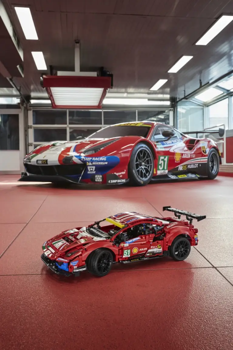 Ferrari 488 GTE AF Corse 51 - Lego Technic - 13