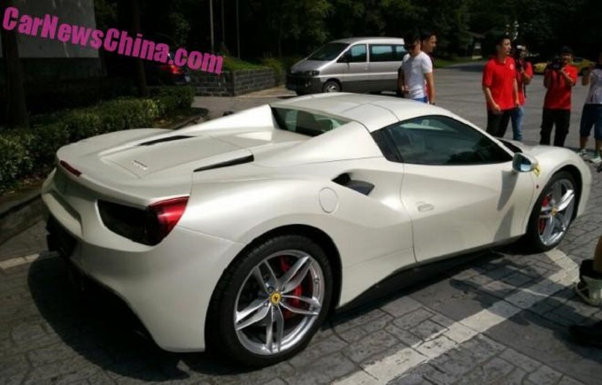 Ferrari 488 Spider in bianco perla