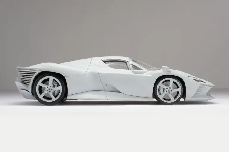 Ferrari Daytona SP3 1:8 by Amalgam - Foto - 1