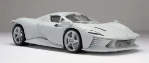 Ferrari Daytona SP3 1:8 by Amalgam - Foto