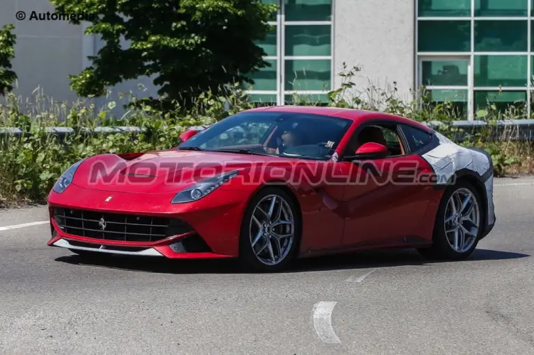 Ferrari F12 M - Foto spia 04-06-2015 - 2