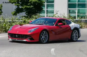 Ferrari F12 M - foto spia (giugno 2015) - 2