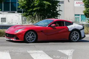 Ferrari F12 M - foto spia (giugno 2015) - 4