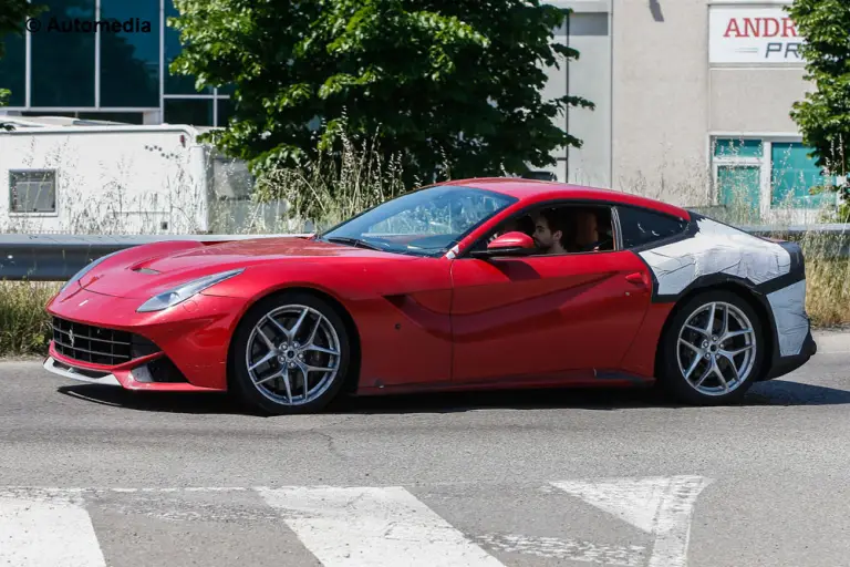 Ferrari F12 M - foto spia (giugno 2015) - 4