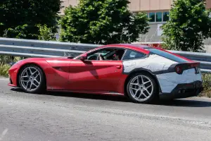 Ferrari F12 M - foto spia (giugno 2015) - 6