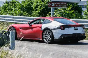 Ferrari F12 M - foto spia (giugno 2015) - 8