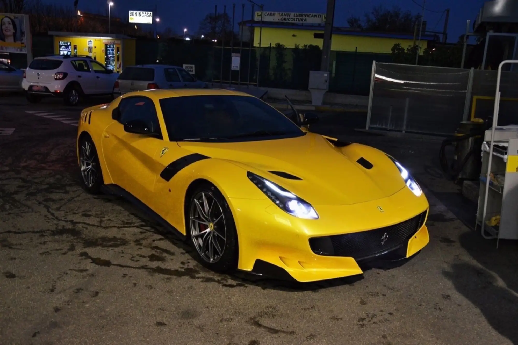 Ferrari F12tdf - nuove foto nei pressi di Maranello - 8