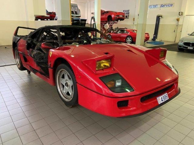 Ferrari F40 semidistrutta dalle fiamme