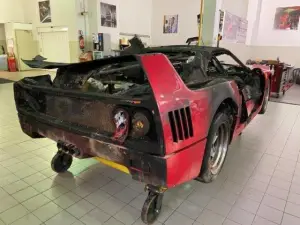 Ferrari F40 semidistrutta dalle fiamme - 3