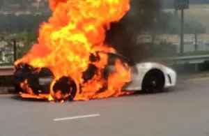 Ferrari F430 in fiamme
