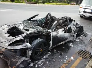 Ferrari F430 in fiamme